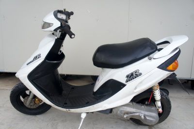 ヤマハ　ＪＯＧ　ＺＲ　人気のホワイト