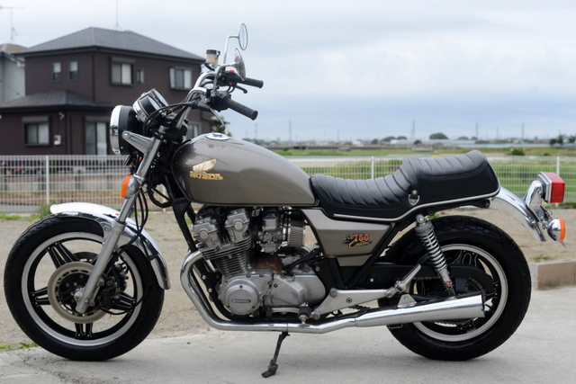 RC04　CB750カスタム　色替えシルバー　社外マフラー