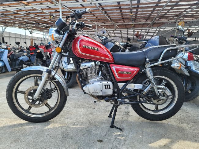 スズキ　GN125-2F　レッド