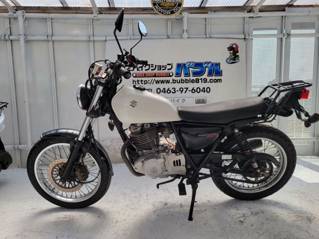 スズキ　グラストラッカー　NJ4BA　ホワイト