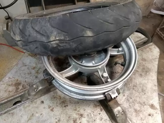 スカイウェイブ250 リアタイヤ交換