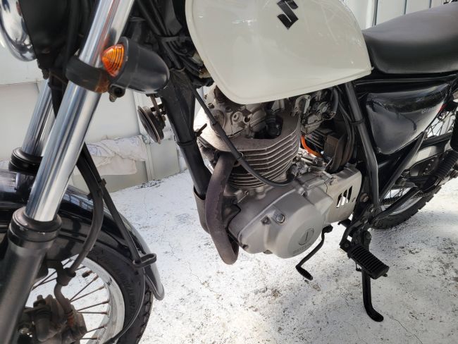 スズキ　グラストラッカー　NJ4BA　ホワイト