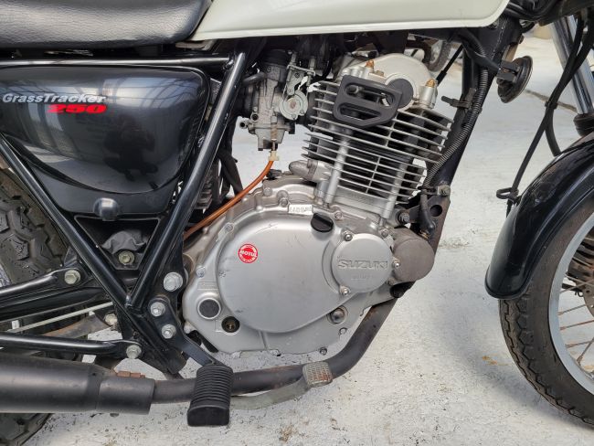 スズキ　グラストラッカー　NJ4BA　ホワイト