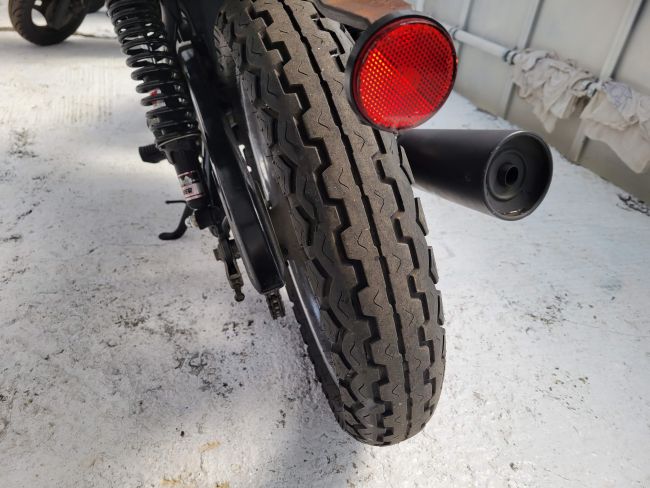 スズキ　グラストラッカー　NJ4BA　ホワイト