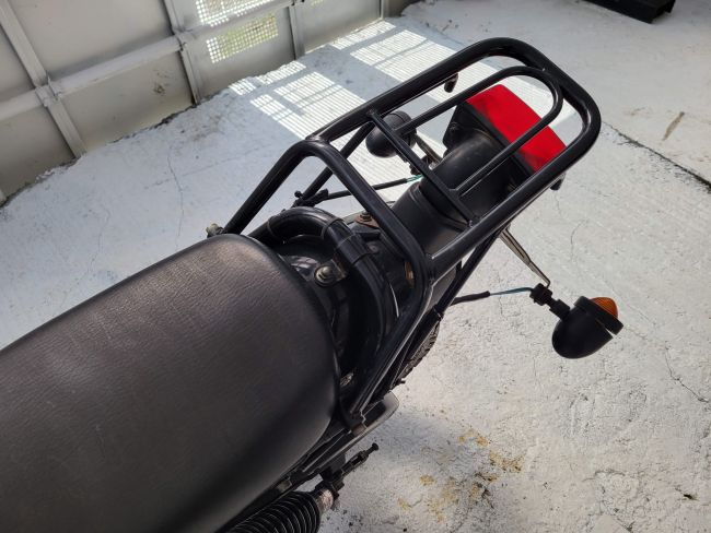 スズキ　グラストラッカー　NJ4BA　ホワイト