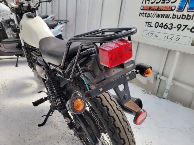 スズキ　グラストラッカー　NJ4BA　ホワイト