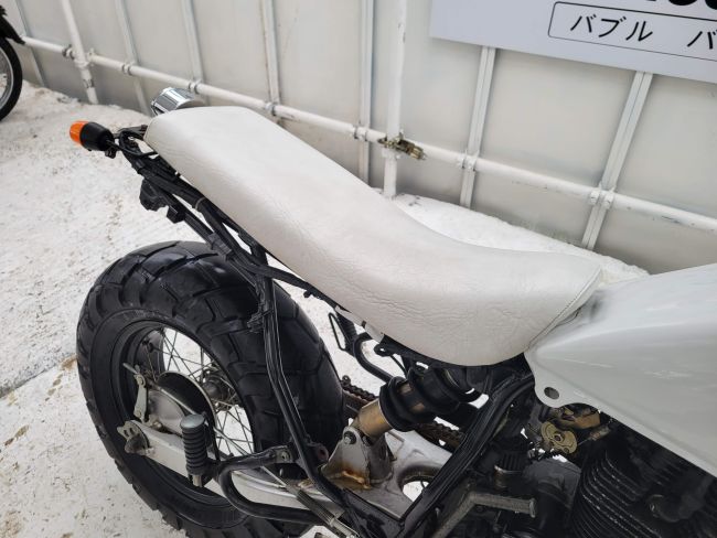 ヤマハ　TW200　白　キャブ　DG07J　2000年式