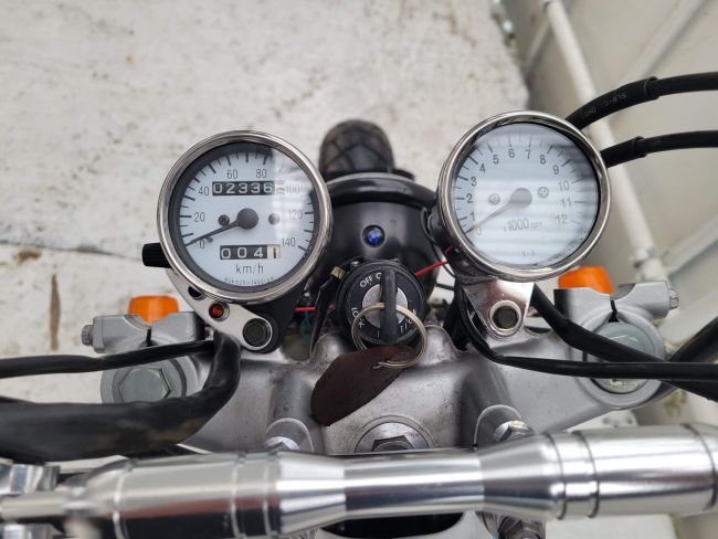 ヤマハ　TW200　白　キャブ　DG07J　2000年式